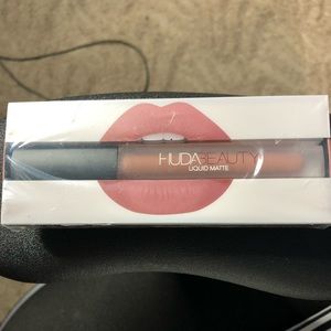 💋NEW!! HUDA Beauty Liquid Matte Lipstick